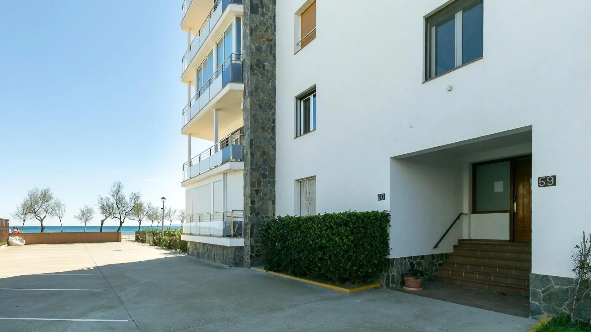 V032 - Miramar Apartment Roses