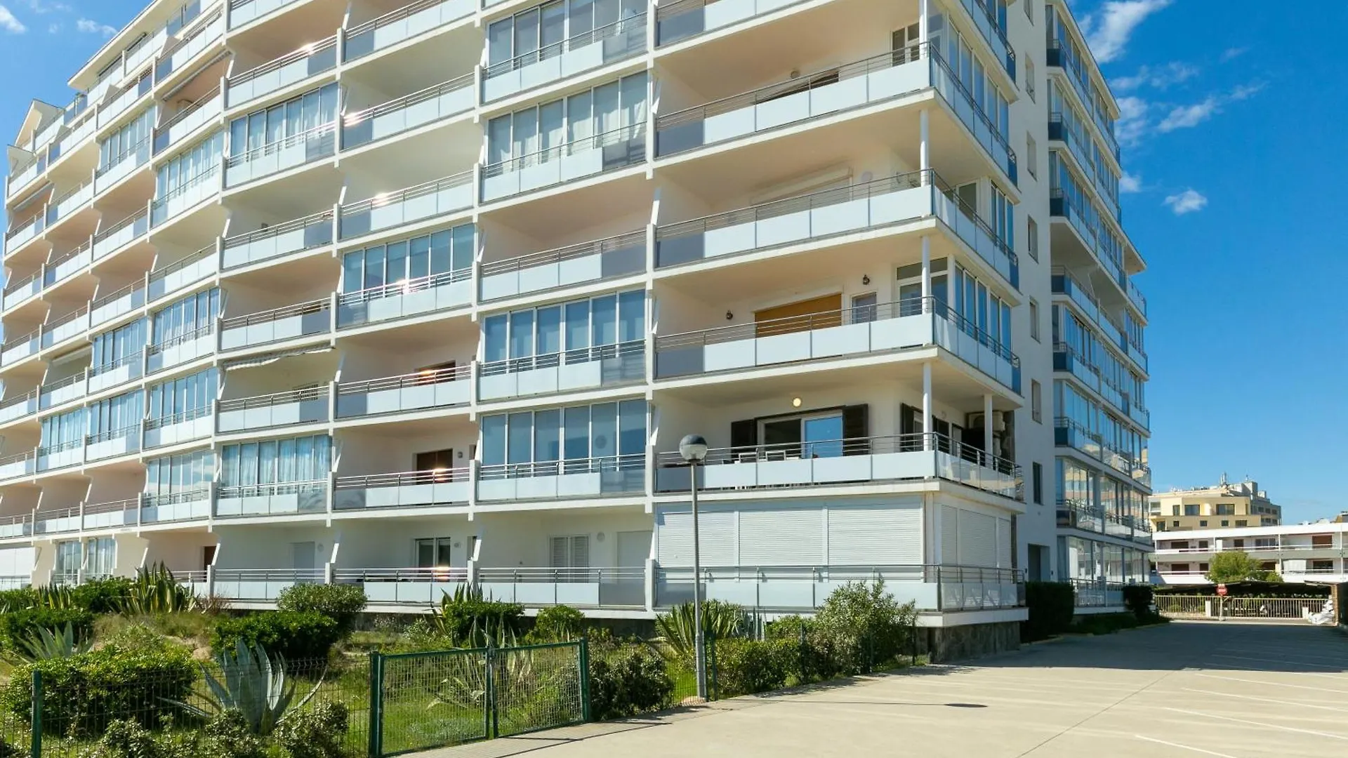 V032 - Miramar Apartment Roses