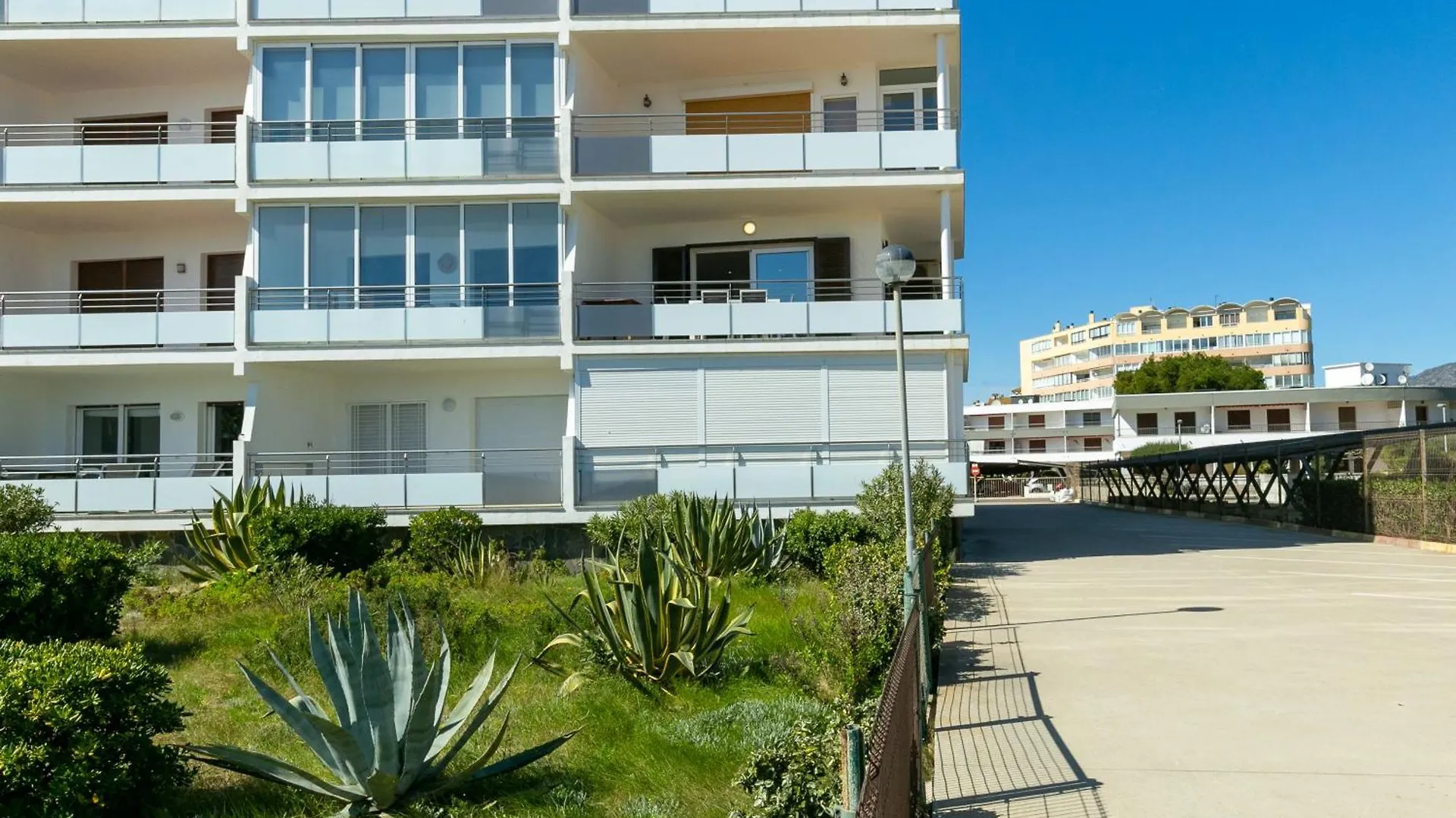 V032 - Miramar Apartment Roses